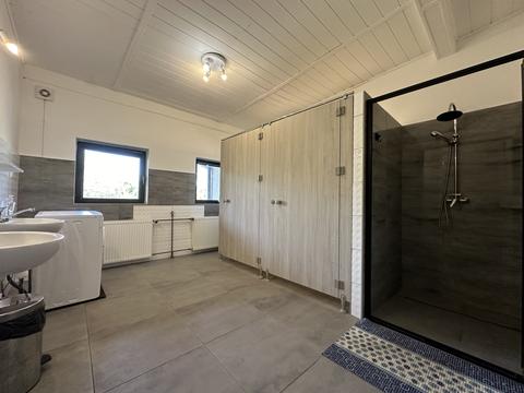 Wspólna łazienka z prysznicem i toaletami – hostel pracowniczy Częstochowa (2/3)