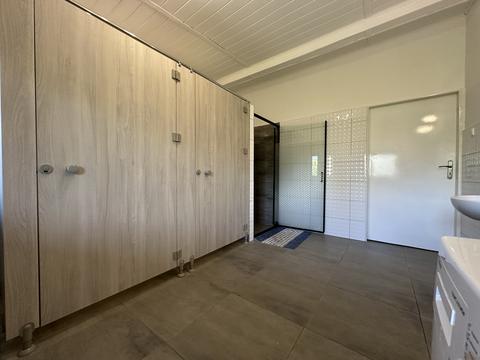 Wspólna łazienka z prysznicem i toaletami – hostel pracowniczy Częstochowa (3/3)