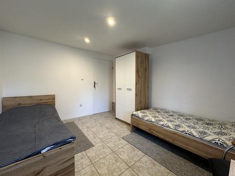 Pokój z dwoma łóżkami i szafą – hostel pracowniczy Częstochowa (2/4)