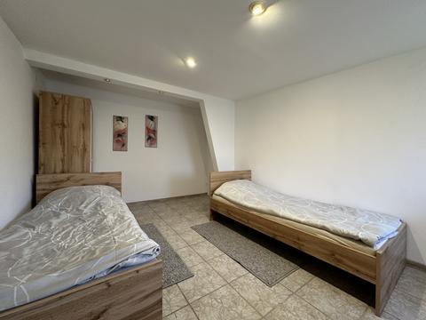Pokój z dwoma łóżkami i szafą – hostel pracowniczy Częstochowa (4/4)